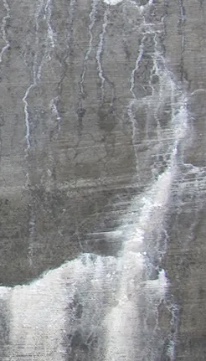 Traces de salpêtre visibles sur un mur en béton