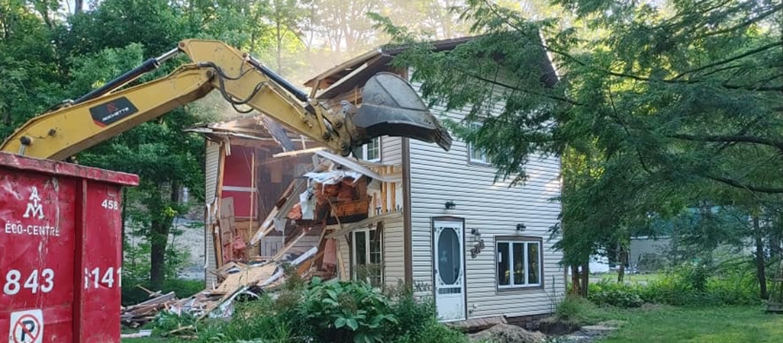 Démolition d’une maison contaminée par la mérule pleureuse